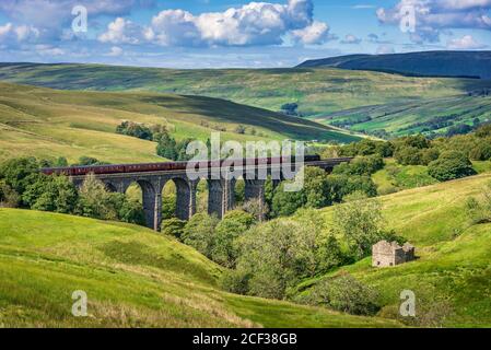 Die Dalesman Dampfeisenbahn-Tour überquert den Dent Head Viadukt, der von der Heritahe-Lokomotive des Schotten Guardsman gezogen wird. Dent Dale, West Yorkshire. Stockfoto