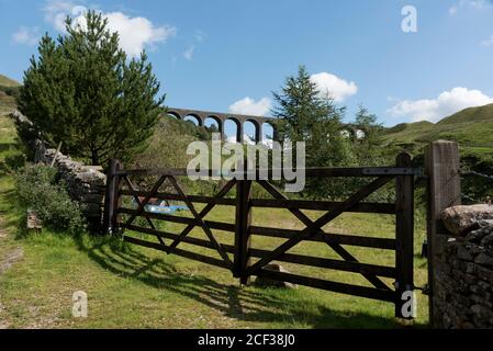 Der Gleisviadukt von Arten Gill auf der Eisenbahnhauptlinie von Carlisle oberhalb von Dent Dale. Stockfoto