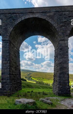 Der Gleisviadukt von Arten Gill auf der Eisenbahnhauptlinie von Carlisle oberhalb von Dent Dale. Stockfoto