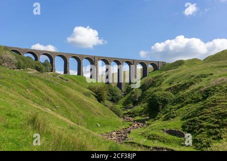 Der Gleisviadukt von Arten Gill auf der Eisenbahnhauptlinie von Carlisle oberhalb von Dent Dale. Stockfoto