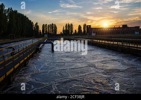 Moderne Kläranlage. Tanks zur Belüftung und biologischen Reinigung von Abwasser bei Sonnenuntergang Stockfoto