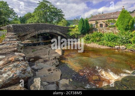 Die Steinbrücke über den Fluss Dee bei Lea yeat in Dent Dale. Stockfoto