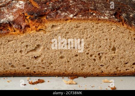 Frisch gebackene und in Scheiben geschnittene traditionelle deutsche Sauerteig Brot Nahaufnahme Stockfoto