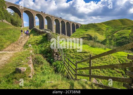 Der Gleisviadukt von Arten Gill auf der Eisenbahnhauptlinie von Carlisle oberhalb von Dent Dale. Stockfoto