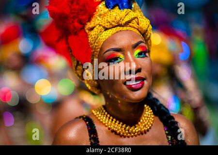 Eine afro-kolumbianische Tänzerin des Viertels La Yesquita nimmt am San Pacho Festival in Quibdó, Kolumbien, Teil. Stockfoto