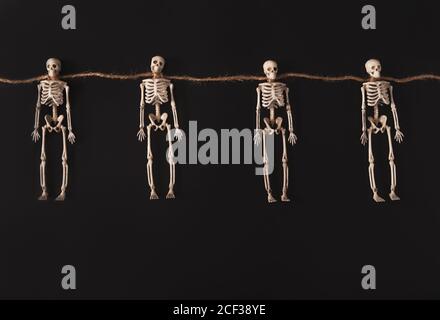 Vintage abstrakte Skelette Muster auf dunklem Hintergrund. Dunkle abstrakte Halloween Hintergrund. Feiertagsdekoration. Herbsturlaub Spaß. Bannerdesign Stockfoto