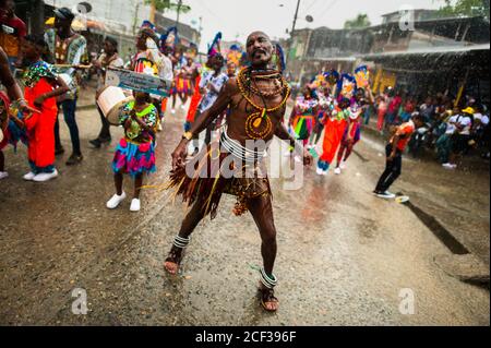 Eine afro-kolumbianische Tänzerin des Viertels La Yesquita tritt während des San Pacho Festivals in Quibdó, Kolumbien, auf. Stockfoto