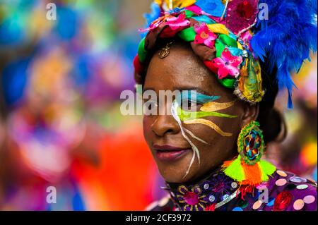 Eine afro-kolumbianische Tänzerin des Viertels La Yesquita nimmt am San Pacho Festival in Quibdó, Kolumbien, Teil. Stockfoto