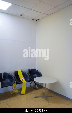 Stuhl mit Schild "Don't Seat Here" am Flughafen von Florenz, Italien. Stockfoto