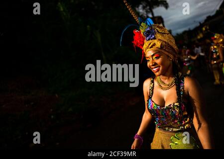 Eine afro-kolumbianische Tänzerin des Viertels La Yesquita nimmt am San Pacho Festival in Quibdó, Kolumbien, Teil. Stockfoto