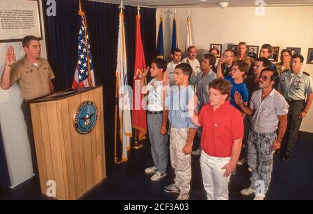 BOSTON, MASSACHUSETTS, USA, 30. AUGUST 1990 - Vereidigung neuer Rekruten von Streitkräften bei M.E.P.S. Militärische Eingangsverarbeitungsstation. Stockfoto