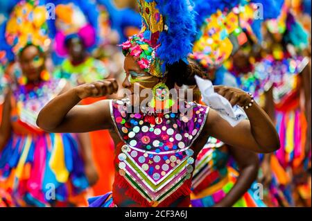 Eine afro-kolumbianische Tänzerin des Viertels La Yesquita tritt während des San Pacho Festivals in Quibdó, Kolumbien, auf. Stockfoto