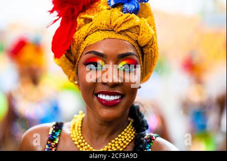 Eine afro-kolumbianische Tänzerin des Viertels La Yesquita nimmt am San Pacho Festival in Quibdó, Kolumbien, Teil. Stockfoto