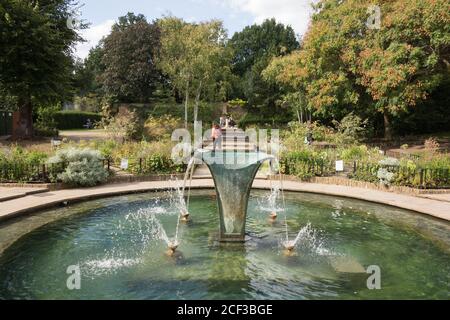 William Pye's Sibirica Brunnen an einem Teich im Iris Garden, Holland Park, West London, Großbritannien. Stockfoto
