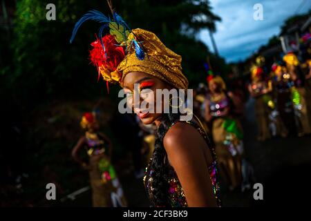 Eine afro-kolumbianische Tänzerin des Viertels La Yesquita nimmt am San Pacho Festival in Quibdó, Kolumbien, Teil. Stockfoto