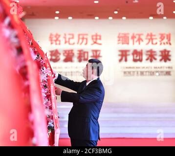 (200903) -- PEKING, 3. September 2020 (Xinhua) -- Xi Jinping richtet die Bänder auf einem Blumenkorb im Museum des Kriegs des chinesischen Volkes gegen die japanische Aggression in Peking, Hauptstadt von China, 3. September 2020. Chinesische Führer, angeführt von Xi Jinping, nahmen am Donnerstagmorgen an einer Gedenkfeier zum 75. Jahrestag des Sieges des chinesischen Volkskrieges gegen die japanische Aggression und den Welt-Antifaschistischen Krieg in Peking Teil. Zu den anderen Führern gehörten Li Keqiang, Li Zhanshu, Wang Yang, Wang Huning, Zhao Leji, Han Zheng und Wang Qishan. (Xinhua/Xie Huanchi) Stockfoto