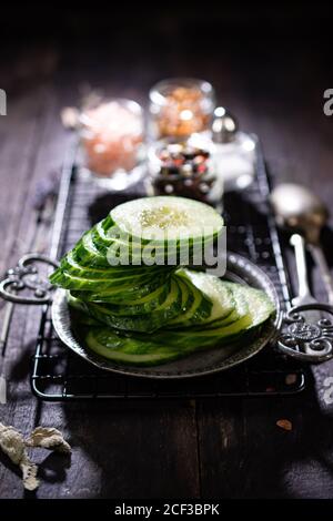 Gesunde Gurken-Salat.Frühstück mit Gemüse.Country-Stil.fettarme Lebensmittel und Getränke. Stockfoto