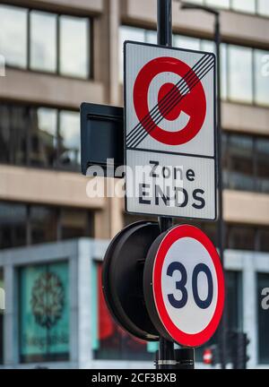 Staugebühr Zone endet Schild in Whitechapel London. Die Congestion Charge Zone wurde 2003 in Central London eingeführt, um das Verkehrsaufkommen zu reduzieren. Stockfoto