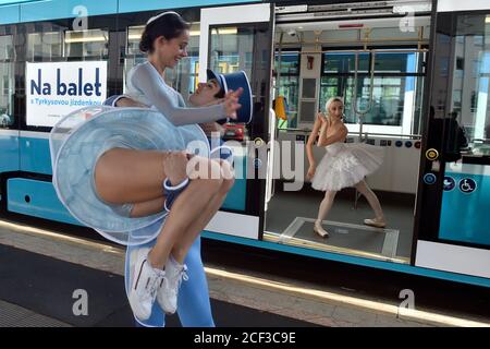 Mitglieder des Ballettensembles des Mährisch-Schlesischen Nationaltheaters führen am 3. September 2020 in Ostrava, Tschechien, die Show "zum Ballett mit Türkiskarte" in der Straßenbahn der Verkehrsgesellschaft der Stadt Ostrava (DPO) auf. Die Vorstellung, die an ausgewählten Straßenbahnhaltestellen in Ostrava stattfand, war eine Einladung zu einer Ballettaufführung zur Unterstützung gemeinnütziger Organisationen durch die Stiftung "Kridleni". (CTK Photo/Jaroslav Ozana) Stockfoto