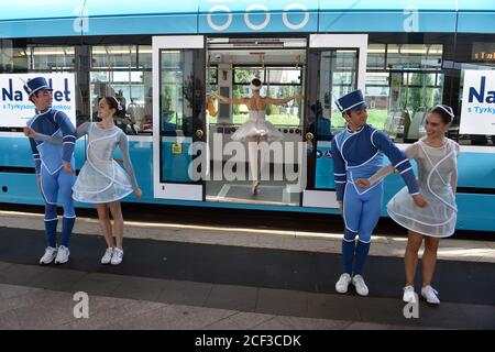 Mitglieder des Ballettensembles des Mährisch-Schlesischen Nationaltheaters führen am 3. September 2020 in Ostrava, Tschechien, die Show "zum Ballett mit Türkiskarte" in der Straßenbahn der Verkehrsgesellschaft der Stadt Ostrava (DPO) auf. Die Vorstellung, die an ausgewählten Straßenbahnhaltestellen in Ostrava stattfand, war eine Einladung zu einer Ballettaufführung zur Unterstützung gemeinnütziger Organisationen durch die Stiftung "Kridleni". (CTK Photo/Jaroslav Ozana) Stockfoto