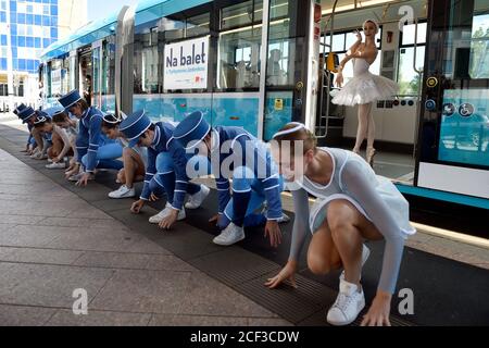 Mitglieder des Ballettensembles des Mährisch-Schlesischen Nationaltheaters führen am 3. September 2020 in Ostrava, Tschechien, die Show "zum Ballett mit Türkiskarte" in der Straßenbahn der Verkehrsgesellschaft der Stadt Ostrava (DPO) auf. Die Vorstellung, die an ausgewählten Straßenbahnhaltestellen in Ostrava stattfand, war eine Einladung zu einer Ballettaufführung zur Unterstützung gemeinnütziger Organisationen durch die Stiftung "Kridleni". (CTK Photo/Jaroslav Ozana) Stockfoto