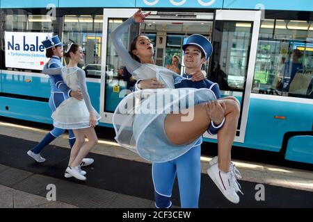 Mitglieder des Ballettensembles des Mährisch-Schlesischen Nationaltheaters führen am 3. September 2020 in Ostrava, Tschechien, die Show "zum Ballett mit Türkiskarte" in der Straßenbahn der Verkehrsgesellschaft der Stadt Ostrava (DPO) auf. Die Vorstellung, die an ausgewählten Straßenbahnhaltestellen in Ostrava stattfand, war eine Einladung zu einer Ballettaufführung zur Unterstützung gemeinnütziger Organisationen durch die Stiftung "Kridleni". (CTK Photo/Jaroslav Ozana) Stockfoto