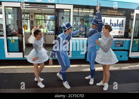 Mitglieder des Ballettensembles des Mährisch-Schlesischen Nationaltheaters führen am 3. September 2020 in Ostrava, Tschechien, die Show "zum Ballett mit Türkiskarte" in der Straßenbahn der Verkehrsgesellschaft der Stadt Ostrava (DPO) auf. Die Vorstellung, die an ausgewählten Straßenbahnhaltestellen in Ostrava stattfand, war eine Einladung zu einer Ballettaufführung zur Unterstützung gemeinnütziger Organisationen durch die Stiftung "Kridleni". (CTK Photo/Jaroslav Ozana) Stockfoto