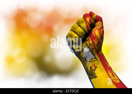 Flagge von New Brunswick gemalt auf männliche Faust, Stärke, Macht, Konzept des Konflikts. Auf einem unscharfen Hintergrund. Stockfoto
