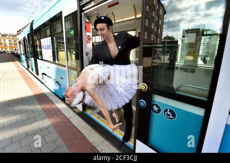 Mitglieder des Ballettensembles des Mährisch-Schlesischen Nationaltheaters führen am 3. September 2020 in Ostrava, Tschechien, die Show "zum Ballett mit Türkiskarte" in der Straßenbahn der Verkehrsgesellschaft der Stadt Ostrava (DPO) auf. Die Vorstellung, die an ausgewählten Straßenbahnhaltestellen in Ostrava stattfand, war eine Einladung zu einer Ballettaufführung zur Unterstützung gemeinnütziger Organisationen durch die Stiftung "Kridleni". (CTK Photo/Jaroslav Ozana) Stockfoto