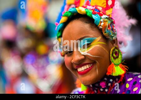 Eine afro-kolumbianische Tänzerin des Viertels La Yesquita nimmt am San Pacho Festival in Quibdó, Kolumbien, Teil. Stockfoto