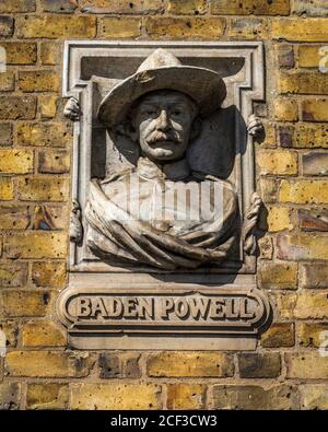 Statue von Baden Powell, Wandtafel. Robert Baden-Powell, 1. Baron Baden-Powell Statue auf einer Pfadfinderhütte in Cambridge, Großbritannien. Stockfoto