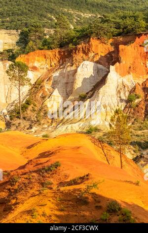 Eine farbenfrohe Landschaft in den Ocker in Roussillon, in der Provence Stockfoto