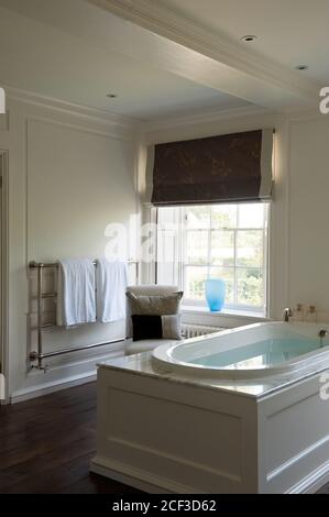 Komplettes bad im Landhausstil Badezimmer Stockfoto
