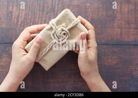 Nahaufnahme der weiblichen Hände, die ein Geschenk verpackt halten Stockfoto