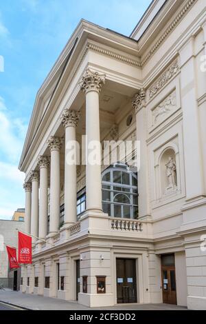 Außenansicht des Royal Opera House, berühmte Oper und Ballettanlage in Covent Garden, London, England, Großbritannien Stockfoto