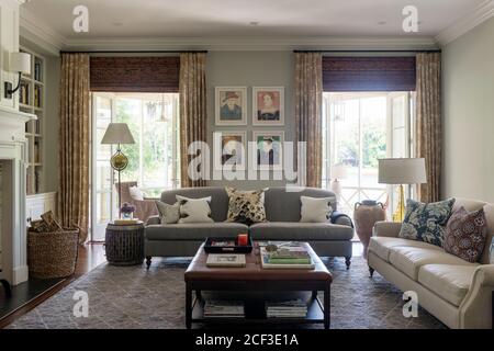 Englischen Country-Stil-Wohnzimmer mit Kaminsims Stück, Sessel und