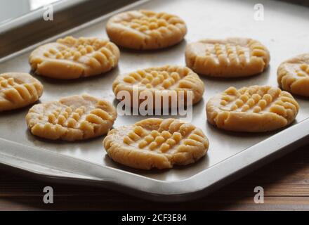 Peanut butter Cookie Dough auf Blech in natürlichen Küche Licht. Stockfoto