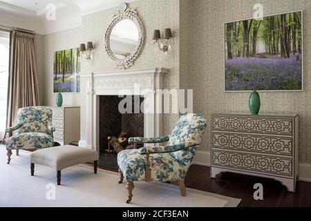 Geblümten Sessel am Kamin im Schlafzimmer Stockfoto