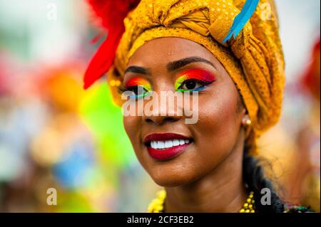 Eine afro-kolumbianische Tänzerin des Viertels La Yesquita nimmt am San Pacho Festival in Quibdó, Kolumbien, Teil. Stockfoto