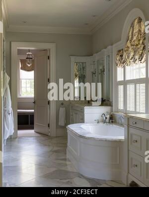 Landhausstil Badezimmer mit Badewanne Stockfoto