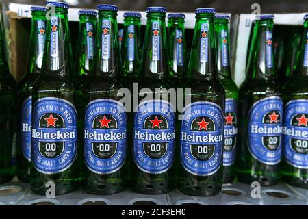 Tjumen, Russland-12. Juli 2020: Heineken alkoholfreies Bier in den Regalen eines Hypermarktes Stockfoto