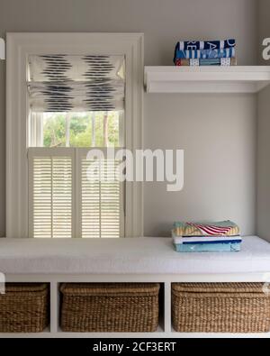 Sitzbank im Badezimmer mit Korb Storage Stockfoto