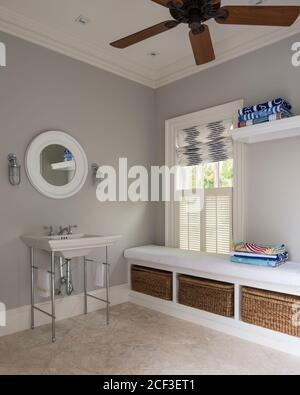 Waschbecken mit Sitzbank mit Korb Storage Stockfoto