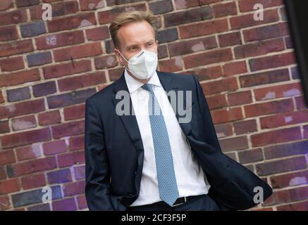 Berlin, Deutschland. September 2020. Børge Brende, Präsident des Weltwirtschaftsforums, verlässt die geschlossene Sitzung der CSU-Staatspartei im Bundestag. Quelle: Paul Zinken/dpa-Zentralbild/dpa/Alamy Live News Stockfoto