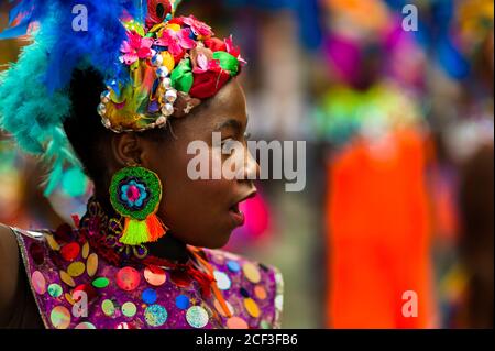 Eine afro-kolumbianische Tänzerin des Viertels La Yesquita tritt während des San Pacho Festivals in Quibdó, Kolumbien, auf. Stockfoto