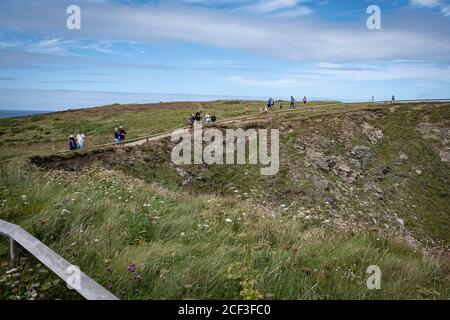 Wanderer auf dem South West Coastal Path in Godrevy, Cornwall, England, Großbritannien. Stockfoto