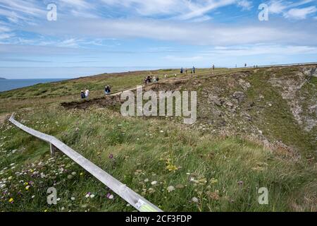 Wanderer auf dem South West Coastal Path in Godrevy, Cornwall, England, Großbritannien. Stockfoto