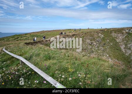 Wanderer auf dem South West Coastal Path in Godrevy, Cornwall, England, Großbritannien. Stockfoto