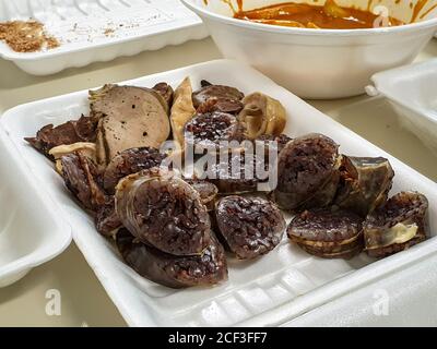 Sundae, eine Art Blutwurst in der koreanischen Küche. Hergestellt von dampfenden Schweineingeweiden mit verschiedenen Zutaten gefüllt. Beliebte Street Food in Korea. Stockfoto