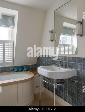 Waschbecken in den Küstengebieten Stil Badezimmer Stockfoto